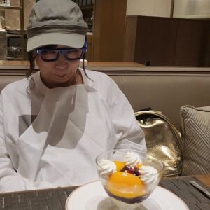 Yumi Matsutoya Instagram - 「ユーミン乾杯!!」の特典映像撮影日、某日。

「ちょっと早いけど、皆で食べよう！」
と、撮影終りにユーミンがホテルオークラで、ピーチメルバを
ご馳走してくれました。

ファンの方にはお馴染み。以前より、アルバム発売の前には
験担ぎとしてこちらのピーチメルバを食べてきたユーミン。
今回も、頂いてきました。

１人でも多くの方が、「ユーミン乾杯!!」を聴いてくださいますように！

マネージャーK子
