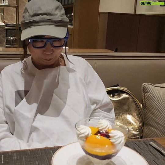 Yumi Matsutoya - 18.7K Likes - 「ユーミン乾杯!!」の特典映像撮影日、某日。
「ちょっと早いけど、皆で食べよう!」
と、撮影終りにユーミンがホテルオークラで、ピーチメルバを
ご馳走してくれました。
ファンの方にはお馴染み。以前より、アルバム発売の前には
験担ぎとしてこちらのピーチメルバを食べてきたユーミン。
今回も、頂いてきました。
1人でも多くの方が、「ユーミン乾杯!!」を聴いてくださいますように!
マネージャーK子