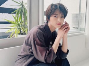 Yumi Wakatsuki Instagram - .
古着屋を巡りたい今日この頃。
また断捨離もしたい。困らない程度に。笑
あと髪の毛を真っ赤にするか迷ってる。ぇ
金髪でもいいなって思いながら100%眉毛に困るから
なかなか挑戦できない。
結局、アッシュとか無難に綺麗めいく私。
みんなは髪色何色？？派手色に染めたことある？
.
#断捨離 
#いつかは 
#redhair 
#深夜高速 
#若月佑美