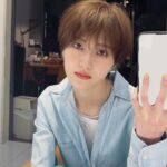 Yumi Wakatsuki Instagram - . たまには自撮りを載せてみます☺︎ 一度はやって見たかった鏡越し。難。 . 自分でやるセルフメイクも大好きだけど やっぱりメイクさんに素敵なメイクをして頂くと 全然違いますな。 言葉にできない雰囲気ある見た目にしてもらえて幸せ。 これからも沢山色んなメイクをしていきたい。 にしても . #鏡越しで撮るの難しい #画角見るのに #必死 #真顔過ぎ #若月佑美