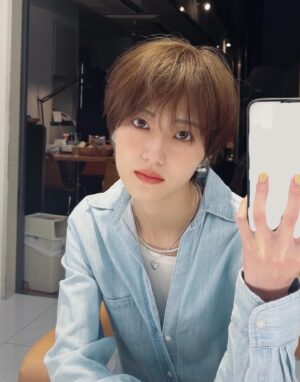 Yumi Wakatsuki Instagram - .
たまには自撮りを載せてみます☺︎
一度はやって見たかった鏡越し。難。
.
自分でやるセルフメイクも大好きだけど
やっぱりメイクさんに素敵なメイクをして頂くと
全然違いますな。
言葉にできない雰囲気ある見た目にしてもらえて幸せ。
これからも沢山色んなメイクをしていきたい。
にしても
.
#鏡越しで撮るの難しい 
#画角見るのに
#必死 
#真顔過ぎ 
#若月佑美