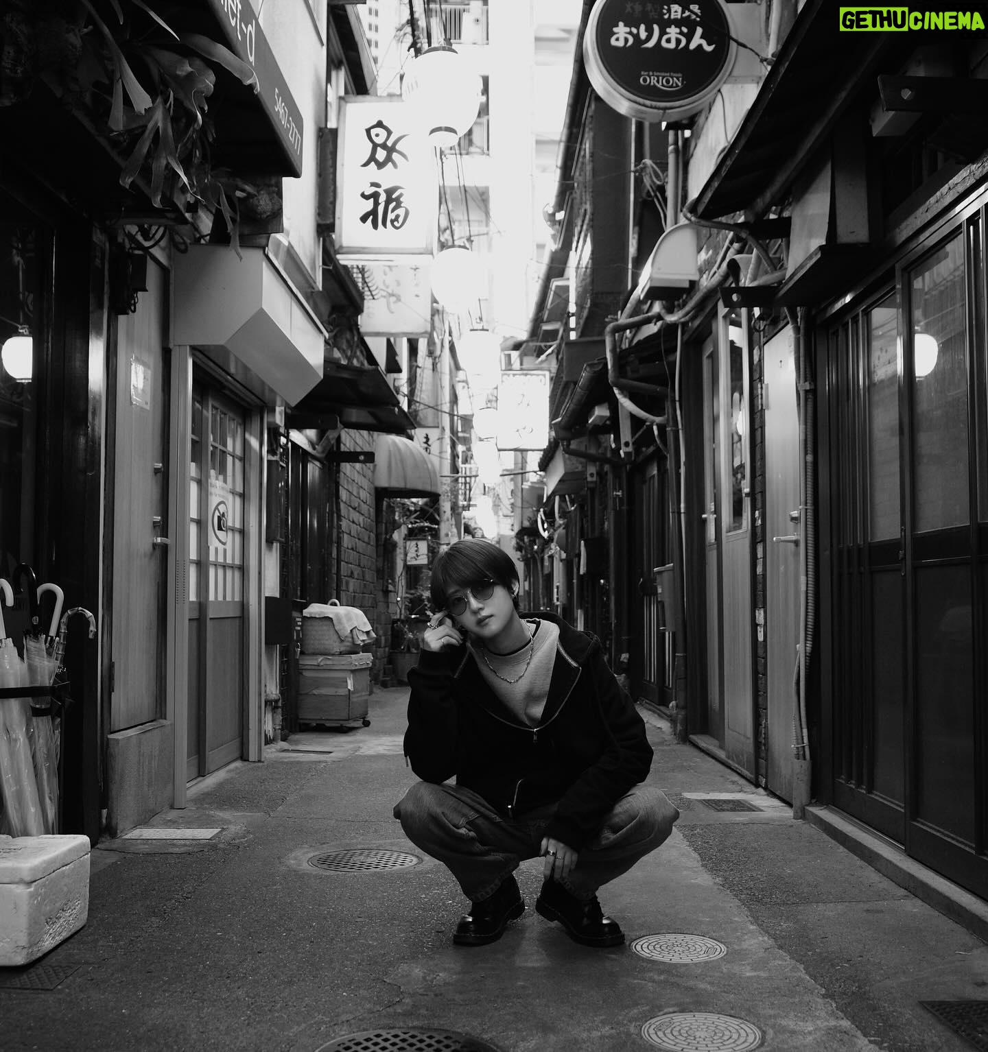 Yumi Wakatsuki Instagram - . ラフスタイル☺︎ . 歳を重ねる度に目が日差しに弱くなっていく。 メガネは調光だし、 サングラスもする派。 ちなみに寒さにも超弱いから、外ロケ本当に命懸け。笑 もう冬も夏も大変。 なのに花粉症だから春や秋も大変。 あれ?私、春夏秋冬大変説? まったく生きるのって大変。笑 . #若月佑美