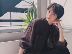 Yumi Wakatsuki Instagram - .
古着屋を巡りたい今日この頃。
また断捨離もしたい。困らない程度に。笑
あと髪の毛を真っ赤にするか迷ってる。ぇ
金髪でもいいなって思いながら100%眉毛に困るから
なかなか挑戦できない。
結局、アッシュとか無難に綺麗めいく私。
みんなは髪色何色？？派手色に染めたことある？
.
#断捨離 
#いつかは 
#redhair 
#深夜高速 
#若月佑美