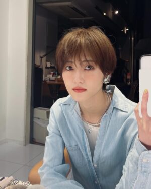 Yumi Wakatsuki Instagram - .
たまには自撮りを載せてみます☺︎
一度はやって見たかった鏡越し。難。
.
自分でやるセルフメイクも大好きだけど
やっぱりメイクさんに素敵なメイクをして頂くと
全然違いますな。
言葉にできない雰囲気ある見た目にしてもらえて幸せ。
これからも沢山色んなメイクをしていきたい。
にしても
.
#鏡越しで撮るの難しい 
#画角見るのに
#必死 
#真顔過ぎ 
#若月佑美