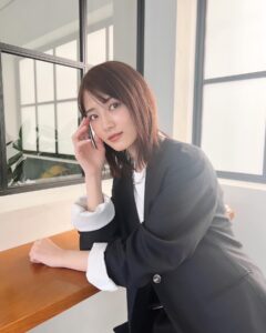Yumi Wakatsuki Instagram - . 寒暖差凄い！！最近は特に 朝お布団から出るのがきちぃです😭 いや、その後の着替えも億劫。。 皆様は無事ですか？ 風邪とかにだけは気をつけてお過ごしください！！ . #oggi 連載撮影中オフショ。 普段よりも少し 大人でエレガントな自分にしてもらえて 沢山学びがある☺︎ . 優しくて温かくてかっこいい 見た目も中身も素敵な人になれるよう 頑張ろ。 . #若月佑美