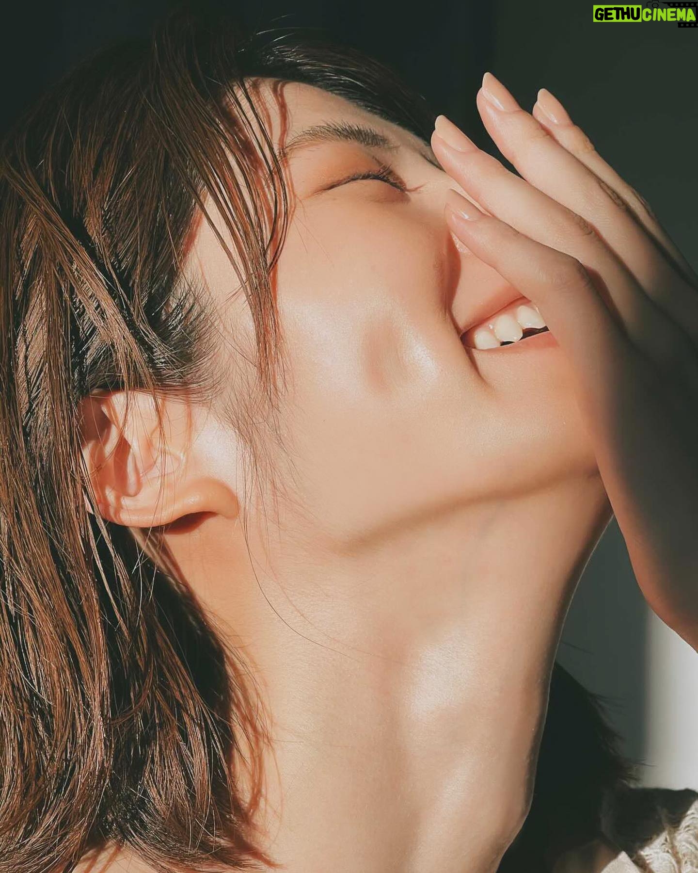 Yumi Wakatsuki Instagram - . 2021年の写真らしい☺︎! 載せるのに2年も経ってしまった。 撮影終わりのオフオフの 西陽眩し過ぎてヤバいって写真を すんごく綺麗に撮ってくれました。 しかもiPhoneだったみたい。 プロ凄い。笑 . 寒い季節が本気を出してきて むちゃくちゃに謝るから 神様、頼む、 冬を先に延ばしてくださいってなってる私でした。 . #若月佑美