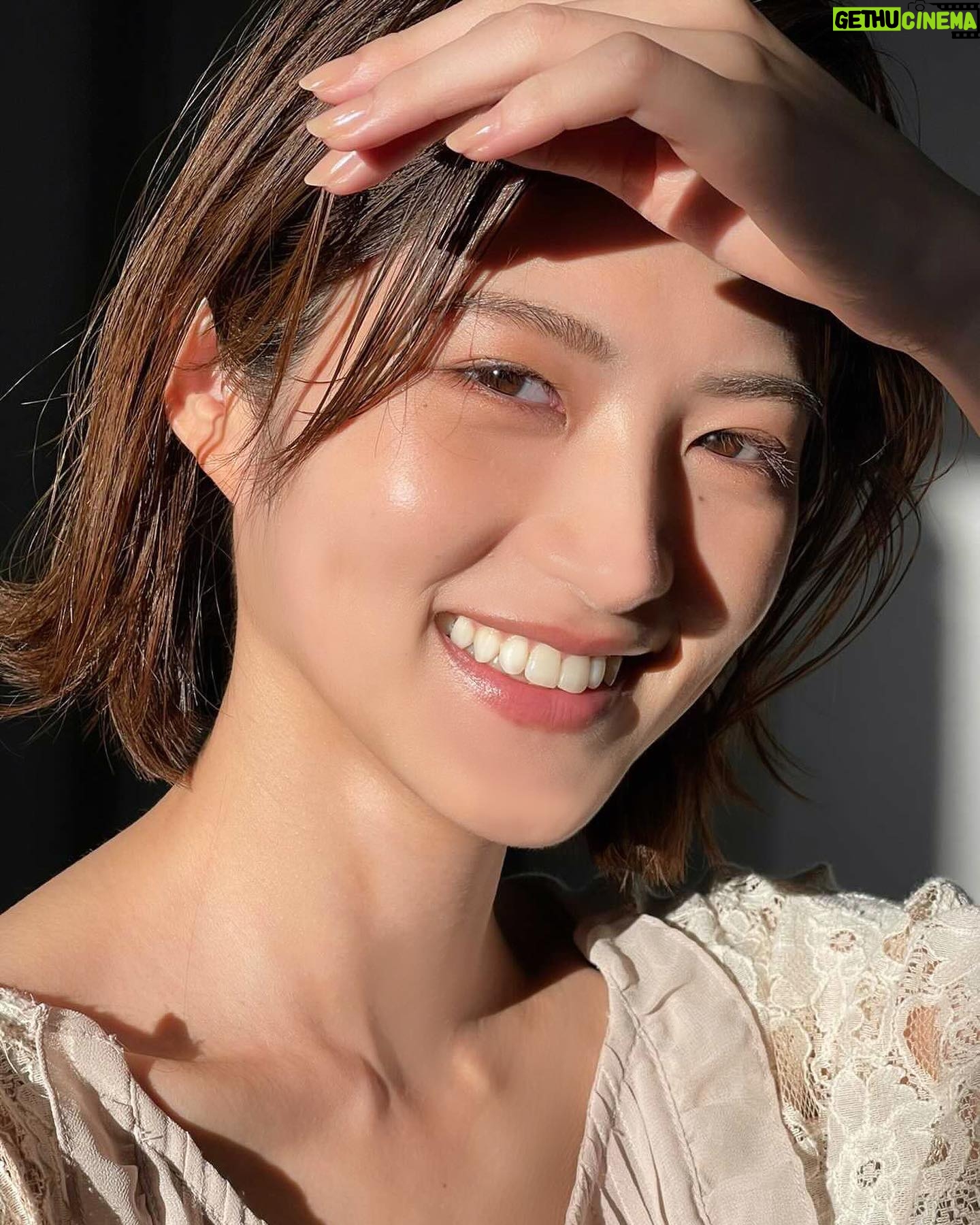 Yumi Wakatsuki Instagram - . 2021年の写真らしい☺︎! 載せるのに2年も経ってしまった。 撮影終わりのオフオフの 西陽眩し過ぎてヤバいって写真を すんごく綺麗に撮ってくれました。 しかもiPhoneだったみたい。 プロ凄い。笑 . 寒い季節が本気を出してきて むちゃくちゃに謝るから 神様、頼む、 冬を先に延ばしてくださいってなってる私でした。 . #若月佑美