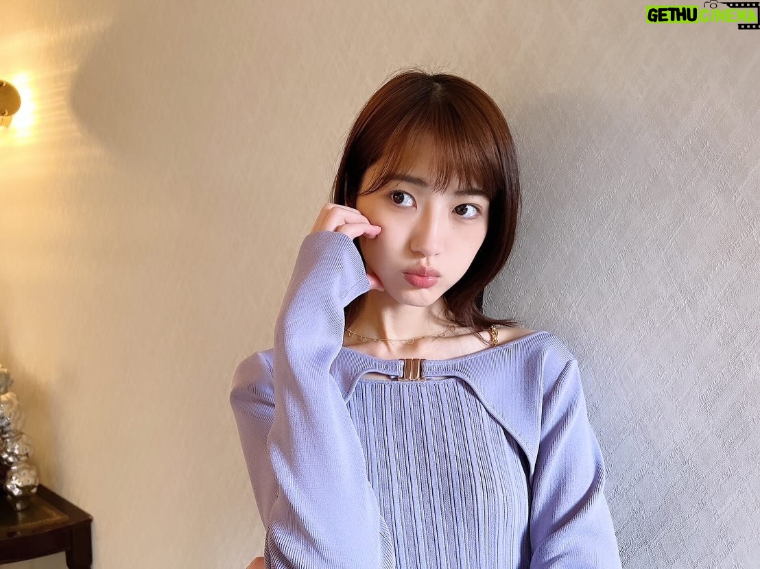 Yumi Wakatsuki Instagram - . このお衣装が絶妙で好きだったなぁ。 派手過ぎず、上品過ぎず、良い紫色!! 普段の私服ではあまり取り入れないから 役とはいえ新鮮でした🪻 . あと髪をおろしているのもなかなかないから レアなかーんじ☺️ 可愛い可愛いルカさん(ばくちゃん)の横で 何にビックリしてるんでしょうか。 . #セレブ男子は手に負えません #若月佑美