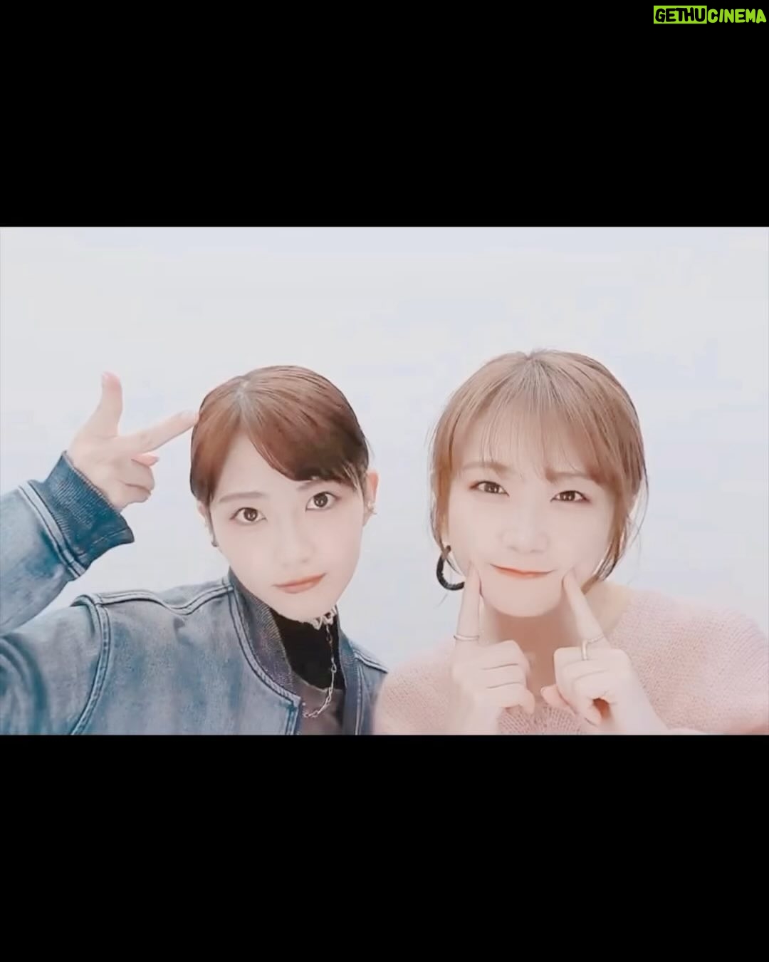 Yumi Wakatsuki Instagram - . 続き。 韓国で流行ってる#인생네컷 ? 早送り動画が 自動で付いてくるの知らなくて 決めてる顔が動画になってて恥ずかしいねって話になりました。笑 . 機種の違いが分からなかったので とりあえずで入ったんだけど なんか色味が激薄。笑 . 真っ白に白飛びしちゃってたから 無理矢理最後の写真は色味暗くし て見えやすくしてみたけど限界😭 そんなのも良い思い出。 . 私が買おうか迷ってやめちゃったパックを真夏が『バラで売ってるの発見したからあげる☺️』ってくれたの。 韓国でも優しい真夏でした。 . #韓国旅行 #秋元真夏 #若月佑美