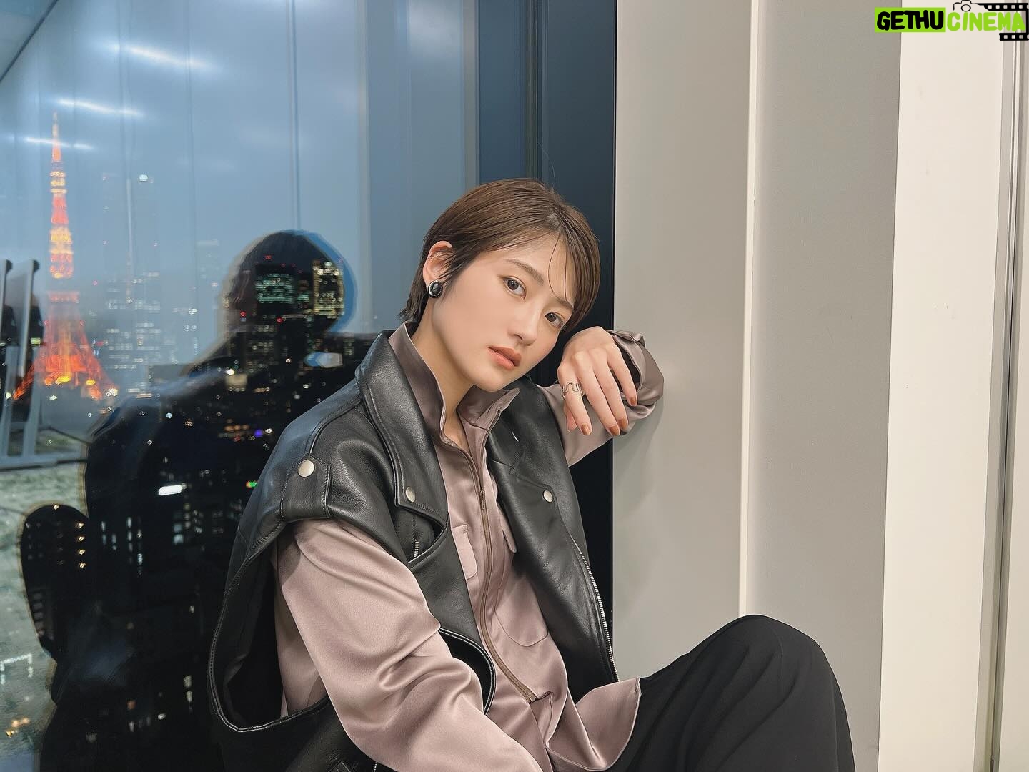 Yumi Wakatsuki Instagram - . #セレブ男子は手に負えません 見てくれましたか?? 次回放送の、第2話の前に是非TVerやABEMAで 見てくださーい☺️ . お取材こちらのお衣装ver.もありますー。 Yシャツに見えるんだけど 実は首元ジッパーになっていて スポーティな印象に革のベスト 新しい感覚のシャツで素敵でした。 髪もタイトにまとめて頂いて、新鮮☺︎ . 黒いイヤカフ欲しいんだよなぁ。 . #colpierrot #colpierrotcom . #セレません #若月佑美