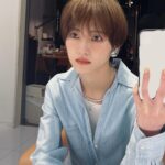 Yumi Wakatsuki Instagram - . たまには自撮りを載せてみます☺︎ 一度はやって見たかった鏡越し。難。 . 自分でやるセルフメイクも大好きだけど やっぱりメイクさんに素敵なメイクをして頂くと 全然違いますな。 言葉にできない雰囲気ある見た目にしてもらえて幸せ。 これからも沢山色んなメイクをしていきたい。 にしても . #鏡越しで撮るの難しい #画角見るのに #必死 #真顔過ぎ #若月佑美