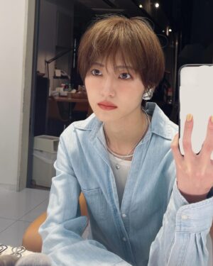 Yumi Wakatsuki Instagram - .
たまには自撮りを載せてみます☺︎
一度はやって見たかった鏡越し。難。
.
自分でやるセルフメイクも大好きだけど
やっぱりメイクさんに素敵なメイクをして頂くと
全然違いますな。
言葉にできない雰囲気ある見た目にしてもらえて幸せ。
これからも沢山色んなメイクをしていきたい。
にしても
.
#鏡越しで撮るの難しい 
#画角見るのに
#必死 
#真顔過ぎ 
#若月佑美