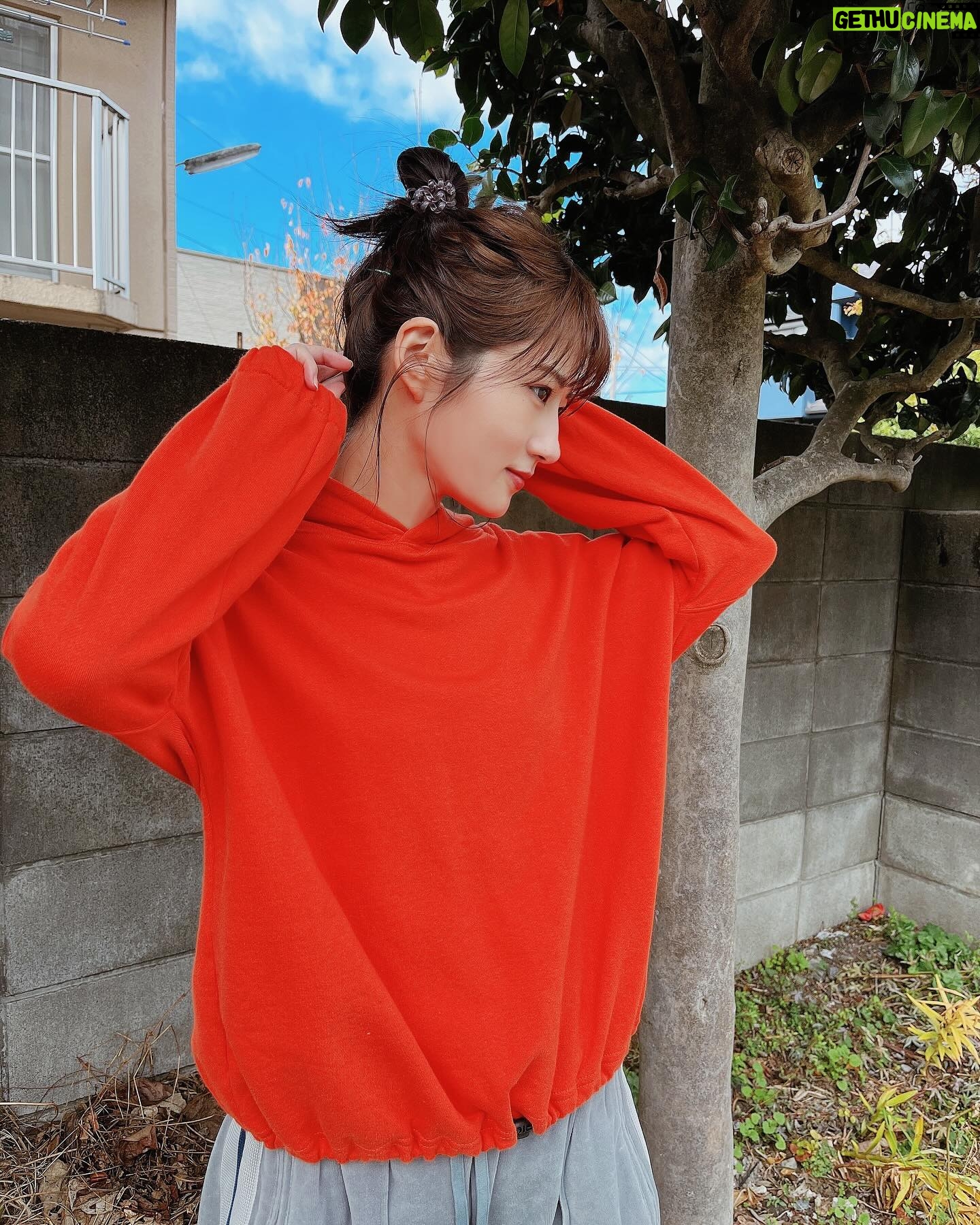 Yumi Wakatsuki Instagram - . 放送まであと少し☺︎ #セレブ男子は手に負えません からオフショットでござる。 あざやかーなオレンジパーカー! (なんか私の最近の投稿が朱色ばかりだな。 まぁ、いっか。笑) . 髪もお団子したりして、ラフスタイル。 どんなシーンでしょうかね。 . 楽しみにお待ちくださーいっ。 略式がいるのかは謎だけど #セレブ男子 or #セレ男 になるのかしら🌹? . テレ朝 1月20日(土) ABC 1月21日(日) TVerなどでもどうぞ! . #セレブ男子は手に負えません #若月佑美