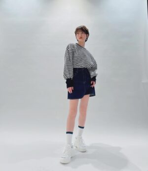 Yumi Wakatsuki Instagram - .
現在、受注受付中のオフィシャルバースデーグッズ☺︎の
全身オフショットでございます。
あんまり肖像のグッズを出さないので
嬉し恥ずかしではありますが、是非よかったら。
詳細はハイライト、ストーリーから！
2枚目のような短めのスカートを履くのも久しぶりでした。
.
最近のiPhoneは優秀で下から撮ると脚を長くしてくれるよ。
いや、ガラケー時代からみんな下からとか逆さまとかやってたか。
ありがとう、現代技術。
.
#若月佑美