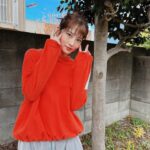 Yumi Wakatsuki Instagram - . 放送まであと少し☺︎ #セレブ男子は手に負えません からオフショットでござる。 あざやかーなオレンジパーカー！ (なんか私の最近の投稿が朱色ばかりだな。 まぁ、いっか。笑) . 髪もお団子したりして、ラフスタイル。 どんなシーンでしょうかね。 . 楽しみにお待ちくださーいっ。 略式がいるのかは謎だけど #セレブ男子 or #セレ男 になるのかしら🌹？ . テレ朝 1月20日(土) ABC 1月21日(日) TVerなどでもどうぞ！ . #セレブ男子は手に負えません #若月佑美