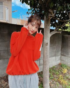 Yumi Wakatsuki Instagram - . 放送まであと少し☺︎ #セレブ男子は手に負えません からオフショットでござる。 あざやかーなオレンジパーカー！ (なんか私の最近の投稿が朱色ばかりだな。 まぁ、いっか。笑) . 髪もお団子したりして、ラフスタイル。 どんなシーンでしょうかね。 . 楽しみにお待ちくださーいっ。 略式がいるのかは謎だけど #セレブ男子 or #セレ男 になるのかしら🌹？ . テレ朝 1月20日(土) ABC 1月21日(日) TVerなどでもどうぞ！ . #セレブ男子は手に負えません #若月佑美
