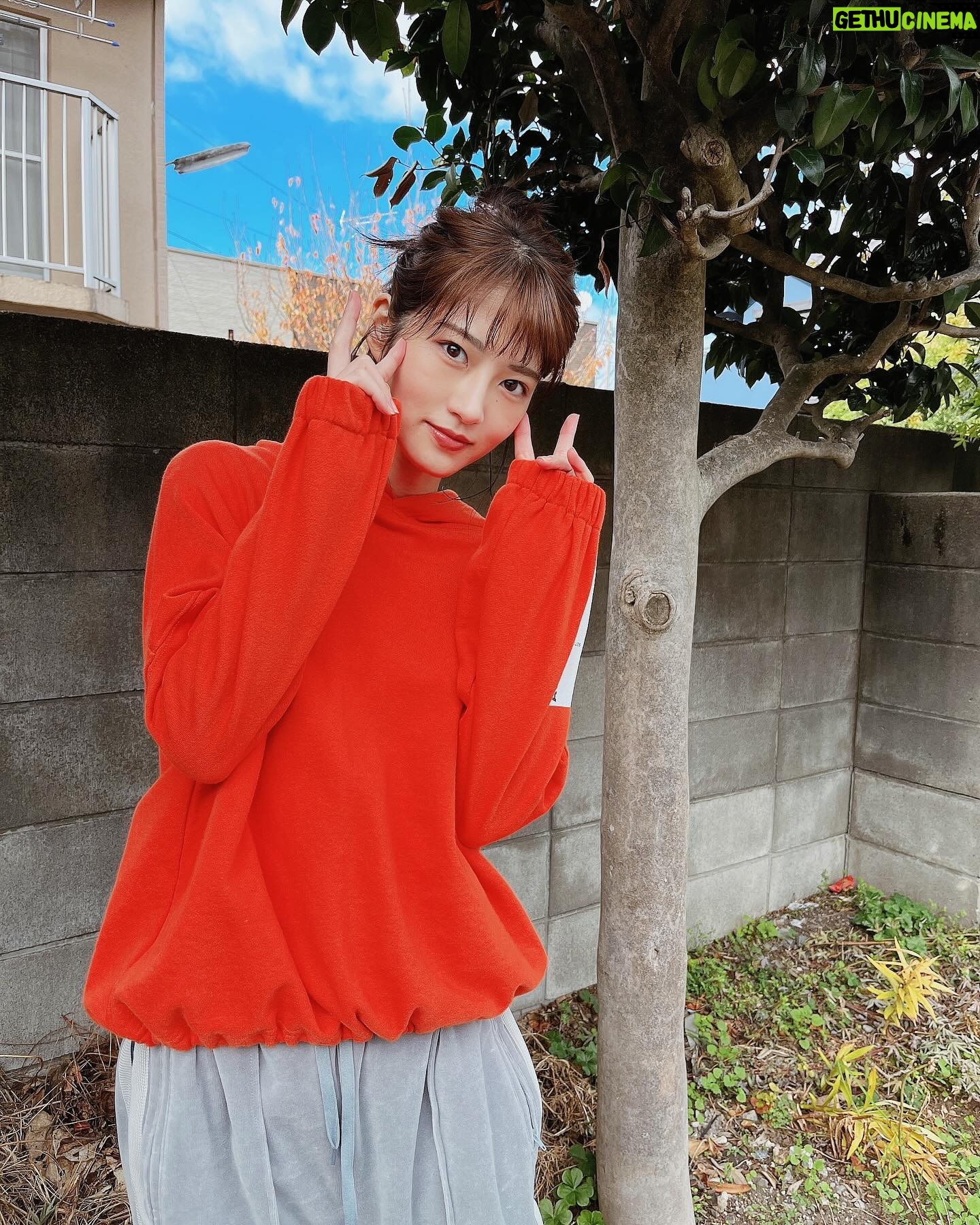 Yumi Wakatsuki Instagram - . 放送まであと少し☺︎ #セレブ男子は手に負えません からオフショットでござる。 あざやかーなオレンジパーカー! (なんか私の最近の投稿が朱色ばかりだな。 まぁ、いっか。笑) . 髪もお団子したりして、ラフスタイル。 どんなシーンでしょうかね。 . 楽しみにお待ちくださーいっ。 略式がいるのかは謎だけど #セレブ男子 or #セレ男 になるのかしら🌹? . テレ朝 1月20日(土) ABC 1月21日(日) TVerなどでもどうぞ! . #セレブ男子は手に負えません #若月佑美