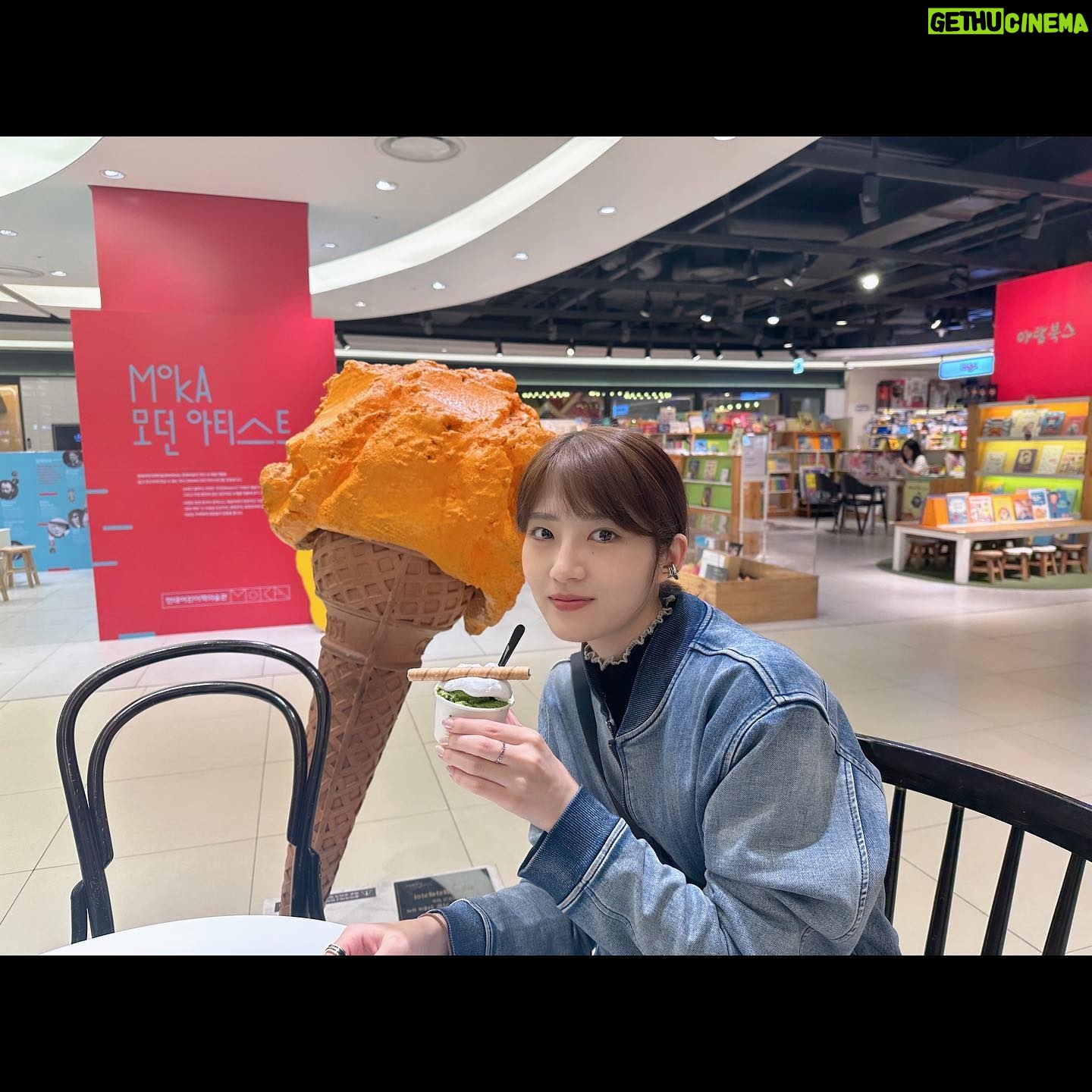 Yumi Wakatsuki Instagram - . 真夏と韓国行ってきました☺︎! 実は、真夏とは初旅✈️ . ぎゅうぎゅうに詰め込んだ弾丸過ぎる旅でしたが、 回りたい場所沢山回れて、買いたいものも食べたいものも 食べれたから最高でした。 . 終わりの方はずっとMBTIの話をしてたなぁ。笑 (韓国にMBTIのおみくじみたいなのがあって。流行ってるのかな?) . 韓国の証明写真的? 인생네컷?名前分かんないんだけど、 それも撮ったので 動画と共にまた次の投稿に載せますね!! . 真夏にはいつも感謝です。ありがとう。 . 続く . #韓国旅行 #한국 #秋元真夏 #若月佑美