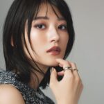 Yumi Wakatsuki Instagram - . #oggi 12月号発売中！ クリスマスコフレ特集🎄🤶 良い季節がやってきましたね。 寒いのは苦手だけと、クリスマスまでの街のうきうきは大好き。 是非、可愛いコスメとメイクをチェックしてね。 連載もありまーす！ . 大好きまりえちゃんが表紙😍 . #christmas #クリスマスコフレ #若月佑美