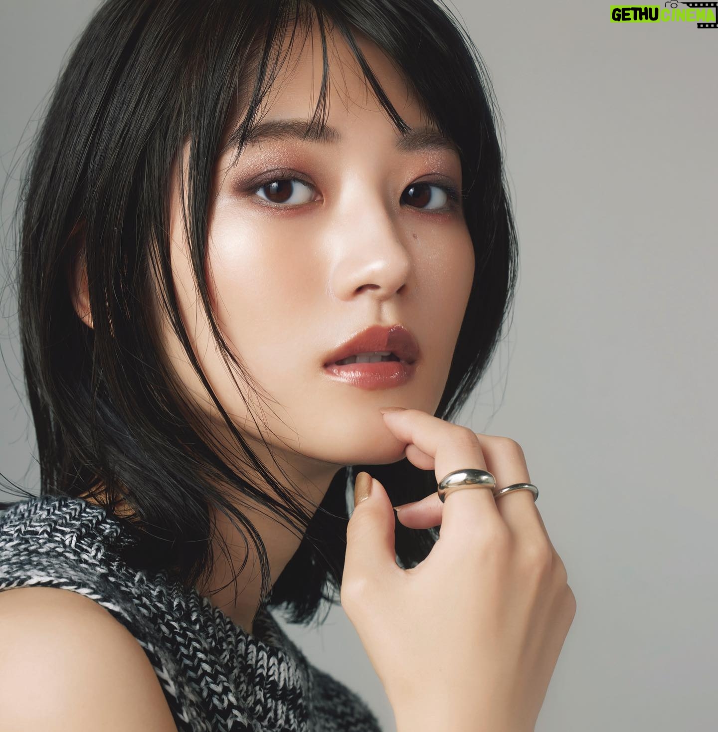 Yumi Wakatsuki Instagram - . #oggi 12月号発売中! クリスマスコフレ特集🎄🤶 良い季節がやってきましたね。 寒いのは苦手だけと、クリスマスまでの街のうきうきは大好き。 是非、可愛いコスメとメイクをチェックしてね。 連載もありまーす! . 大好きまりえちゃんが表紙😍 . #christmas #クリスマスコフレ #若月佑美