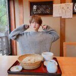 Yumi Wakatsuki Instagram - . フジテレビ　ONE hour Sense 1Hセンス 3月17日(日) 21:54～ 出演します☺︎ 是非、ご覧ください。 . メルセデスの車は本当にかっこいいー☺︎ @mercedesbenz 色と造形が好き。 お蕎麦が写っていますが、 さて、私が行った先はどこでしょうか。 . #onehoursence #mercedes #若月佑美