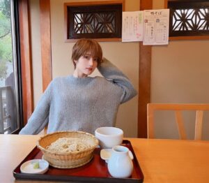 Yumi Wakatsuki Instagram - .
フジテレビ　ONE hour Sense 1Hセンス
3月17日(日) 21:54～
出演します☺︎
是非、ご覧ください。
.
メルセデスの車は本当にかっこいいー☺︎
@mercedesbenz 
色と造形が好き。
お蕎麦が写っていますが、
さて、私が行った先はどこでしょうか。
.
#onehoursence 
#mercedes 
#若月佑美