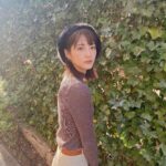 Yumi Wakatsuki Instagram - . さぁて。久しぶりに長い投稿です。 金木犀が最強な季節が来ました。 大好き。 ただ私にとっては冬という絶望の季節がやってくる前兆とも言えるんですが。...頑張ります なんかもう裏起毛ばっかり検索中。やだなぁ、冬。笑 . 最近の自分の目標は 将来は今だと思うこと。 意外と月日は経っていて、学生の頃とか20代前半の時に 語っていた『将来』はもう来ているんじゃないかと。 . 勿論、いつまでも若い気持ちを持ち続けることは 超大事だからその気持ちは持ちつつ それとはまた別で『いつか』とぼんやりした未来へ自分の願望を先延ばしにし過ぎないようにしようと思っている。 . とか言ってそんな大袈裟なことではなくて ただ『食器を好きなブランドに揃えたい』とか 『洋服を新しくする』とかそんな程度のこと🙈 . 例えばではあるけど、 私は性格的に『壊れて使えない』『破れて着れない』のような 明確に取り替える理由がない限り あまり物を買い替えない主義なんですけど、それを待っていたら、 上記のような小さな願望も永遠に叶えず 通り過ぎてしまうような気もするので。 . 物に感謝する気持ちは忘れずに ありがとうございましたとよろしくお願いしますを 叶えられる時に叶えて行こうと思う。 . ただ、一過性のものや、気分や、勢い、ではないようにしようとは思うけど☺︎ . ダラダラもグダグダもチャキチャキもバタバタも大事にしよう！ . #若月佑美