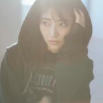 Yumi Wakatsuki Instagram - . お仕事終わりに『撮る？』って言って また撮ってくれた優しい神戸さん (@kanbepouty ) 当たり前なんですけど 本当になんで、こう、 自分が撮る写真とこんなに違うんだろうって。笑 ほんの数分、一瞬で素敵な写真を撮ってくださいました。 (改めて、プロって凄い) . この日の撮影はめちゃくちゃ笑ってたなぁ。 気の置けない人達との会話は幸せですね。 良いお年をって言う回数が増えてくると 今年も終わるんだなぁと実感します。 . 年末まで走りこみ。ふと立ち止まるとダメそうだから 息切れしないようにしつつ、ちゃんと頑張らないと。 小さい楽しいをたくさん見つけてく。 そうじゃないと！ね☺︎ . #その前に #クリスマス #若月佑美