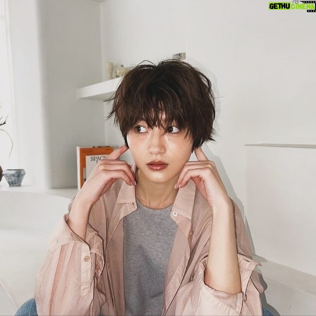 Yumi Wakatsuki - 3 Likes - #oggi 7月号
香りについてエッセイを綴らせていただきました。
私なりの、私よがりの、ではありますがぜひ。
.
とある1週間の頑張る私と香り。
明るさよりも元気よりも何よりもまず、
優しくそっと隣に寄り添えるよう心掛けました。
.
#若月佑美