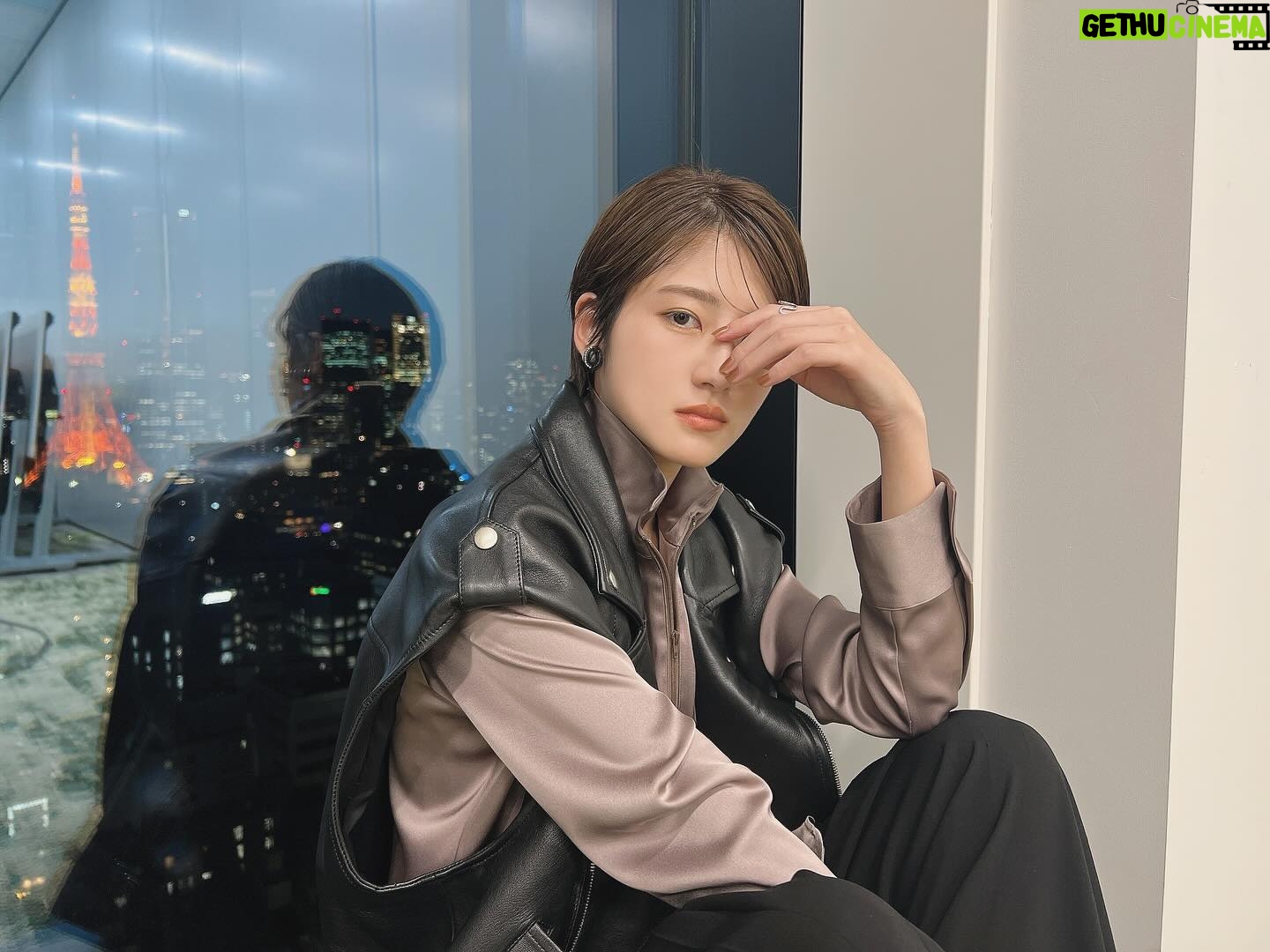 Yumi Wakatsuki Instagram - . #セレブ男子は手に負えません 見てくれましたか?? 次回放送の、第2話の前に是非TVerやABEMAで 見てくださーい☺️ . お取材こちらのお衣装ver.もありますー。 Yシャツに見えるんだけど 実は首元ジッパーになっていて スポーティな印象に革のベスト 新しい感覚のシャツで素敵でした。 髪もタイトにまとめて頂いて、新鮮☺︎ . 黒いイヤカフ欲しいんだよなぁ。 . #colpierrot #colpierrotcom . #セレません #若月佑美