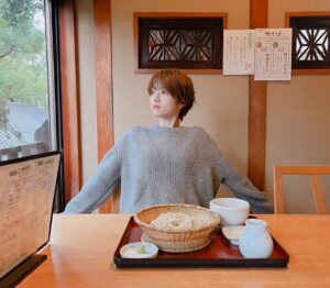 Yumi Wakatsuki Instagram - .
フジテレビ　ONE hour Sense 1Hセンス
3月17日(日) 21:54～
出演します☺︎
是非、ご覧ください。
.
メルセデスの車は本当にかっこいいー☺︎
@mercedesbenz 
色と造形が好き。
お蕎麦が写っていますが、
さて、私が行った先はどこでしょうか。
.
#onehoursence 
#mercedes 
#若月佑美