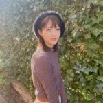 Yumi Wakatsuki Instagram - . さぁて。久しぶりに長い投稿です。 金木犀が最強な季節が来ました。 大好き。 ただ私にとっては冬という絶望の季節がやってくる前兆とも言えるんですが。...頑張ります なんかもう裏起毛ばっかり検索中。やだなぁ、冬。笑 . 最近の自分の目標は 将来は今だと思うこと。 意外と月日は経っていて、学生の頃とか20代前半の時に 語っていた『将来』はもう来ているんじゃないかと。 . 勿論、いつまでも若い気持ちを持ち続けることは 超大事だからその気持ちは持ちつつ それとはまた別で『いつか』とぼんやりした未来へ自分の願望を先延ばしにし過ぎないようにしようと思っている。 . とか言ってそんな大袈裟なことではなくて ただ『食器を好きなブランドに揃えたい』とか 『洋服を新しくする』とかそんな程度のこと🙈 . 例えばではあるけど、 私は性格的に『壊れて使えない』『破れて着れない』のような 明確に取り替える理由がない限り あまり物を買い替えない主義なんですけど、それを待っていたら、 上記のような小さな願望も永遠に叶えず 通り過ぎてしまうような気もするので。 . 物に感謝する気持ちは忘れずに ありがとうございましたとよろしくお願いしますを 叶えられる時に叶えて行こうと思う。 . ただ、一過性のものや、気分や、勢い、ではないようにしようとは思うけど☺︎ . ダラダラもグダグダもチャキチャキもバタバタも大事にしよう！ . #若月佑美
