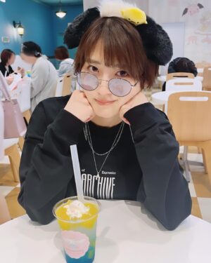 Yumi Wakatsuki Instagram - .
最近、サンリオピューロランドに初参戦しました。
鉄コン女子4人で最高でした。4人の写真はまた整理して載せます☺︎
.
頭には#ポチャッコ 手には#シナモロール 満喫
.
あ、デートなうに使っていいよ(死語過ぎ)
頭のカチューシャもコラボご飯も楽しむが勝ち。
Photo. 木原っち(@xiguakihara )
.
ちなみに、#サンリオピューロランド が屋内だって知らなくて
普通に外だと思ってしっかりサングラスしてきた勢です。恥ず。
.
#若月佑美