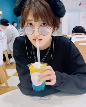 Yumi Wakatsuki Instagram - .
最近、サンリオピューロランドに初参戦しました。
鉄コン女子4人で最高でした。4人の写真はまた整理して載せます☺︎
.
頭には#ポチャッコ 手には#シナモロール 満喫
.
あ、デートなうに使っていいよ(死語過ぎ)
頭のカチューシャもコラボご飯も楽しむが勝ち。
Photo. 木原っち(@xiguakihara )
.
ちなみに、#サンリオピューロランド が屋内だって知らなくて
普通に外だと思ってしっかりサングラスしてきた勢です。恥ず。
.
#若月佑美
