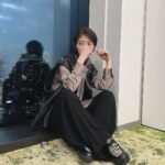 Yumi Wakatsuki Instagram - . #セレブ男子は手に負えません 見てくれましたか？？ 次回放送の、第2話の前に是非TVerやABEMAで 見てくださーい☺️ . お取材こちらのお衣装ver.もありますー。 Yシャツに見えるんだけど 実は首元ジッパーになっていて スポーティな印象に革のベスト 新しい感覚のシャツで素敵でした。 髪もタイトにまとめて頂いて、新鮮☺︎ . 黒いイヤカフ欲しいんだよなぁ。 . #colpierrot #colpierrotcom . #セレません #若月佑美