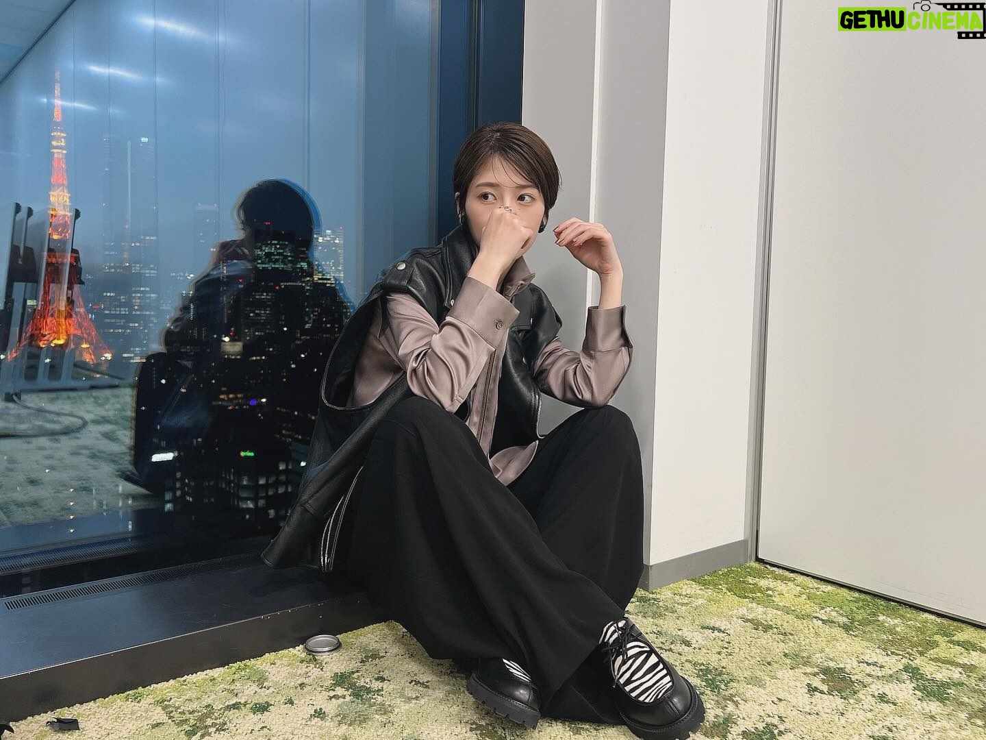 Yumi Wakatsuki Instagram - . #セレブ男子は手に負えません 見てくれましたか?? 次回放送の、第2話の前に是非TVerやABEMAで 見てくださーい☺️ . お取材こちらのお衣装ver.もありますー。 Yシャツに見えるんだけど 実は首元ジッパーになっていて スポーティな印象に革のベスト 新しい感覚のシャツで素敵でした。 髪もタイトにまとめて頂いて、新鮮☺︎ . 黒いイヤカフ欲しいんだよなぁ。 . #colpierrot #colpierrotcom . #セレません #若月佑美