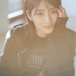 Yumi Wakatsuki Instagram - . お仕事終わりに『撮る？』って言って また撮ってくれた優しい神戸さん (@kanbepouty ) 当たり前なんですけど 本当になんで、こう、 自分が撮る写真とこんなに違うんだろうって。笑 ほんの数分、一瞬で素敵な写真を撮ってくださいました。 (改めて、プロって凄い) . この日の撮影はめちゃくちゃ笑ってたなぁ。 気の置けない人達との会話は幸せですね。 良いお年をって言う回数が増えてくると 今年も終わるんだなぁと実感します。 . 年末まで走りこみ。ふと立ち止まるとダメそうだから 息切れしないようにしつつ、ちゃんと頑張らないと。 小さい楽しいをたくさん見つけてく。 そうじゃないと！ね☺︎ . #その前に #クリスマス #若月佑美