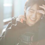 Yumi Wakatsuki Instagram - . お仕事終わりに『撮る？』って言って また撮ってくれた優しい神戸さん (@kanbepouty ) 当たり前なんですけど 本当になんで、こう、 自分が撮る写真とこんなに違うんだろうって。笑 ほんの数分、一瞬で素敵な写真を撮ってくださいました。 (改めて、プロって凄い) . この日の撮影はめちゃくちゃ笑ってたなぁ。 気の置けない人達との会話は幸せですね。 良いお年をって言う回数が増えてくると 今年も終わるんだなぁと実感します。 . 年末まで走りこみ。ふと立ち止まるとダメそうだから 息切れしないようにしつつ、ちゃんと頑張らないと。 小さい楽しいをたくさん見つけてく。 そうじゃないと！ね☺︎ . #その前に #クリスマス #若月佑美