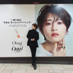 Yumi Wakatsuki Instagram - .
見にいってきたー♡
〜3月3日（日）まで
東京メトロ表参道駅に『Oggi』がいっーぱい☺️
私もおりますので是非通り道だったりした際は見てもらえたら
嬉しいです💐
.
#oggi 
#若月佑美