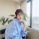 Yumi Wakatsuki Instagram - . そういえば載せてない写真あった。 #oggi よりオフショット . シャツは可愛いよね、可愛いけど シワと戦う勇気だけ必要だよね。笑 人生覚悟を決めて、最高に洒落ていきたいよね。 . #若月佑美