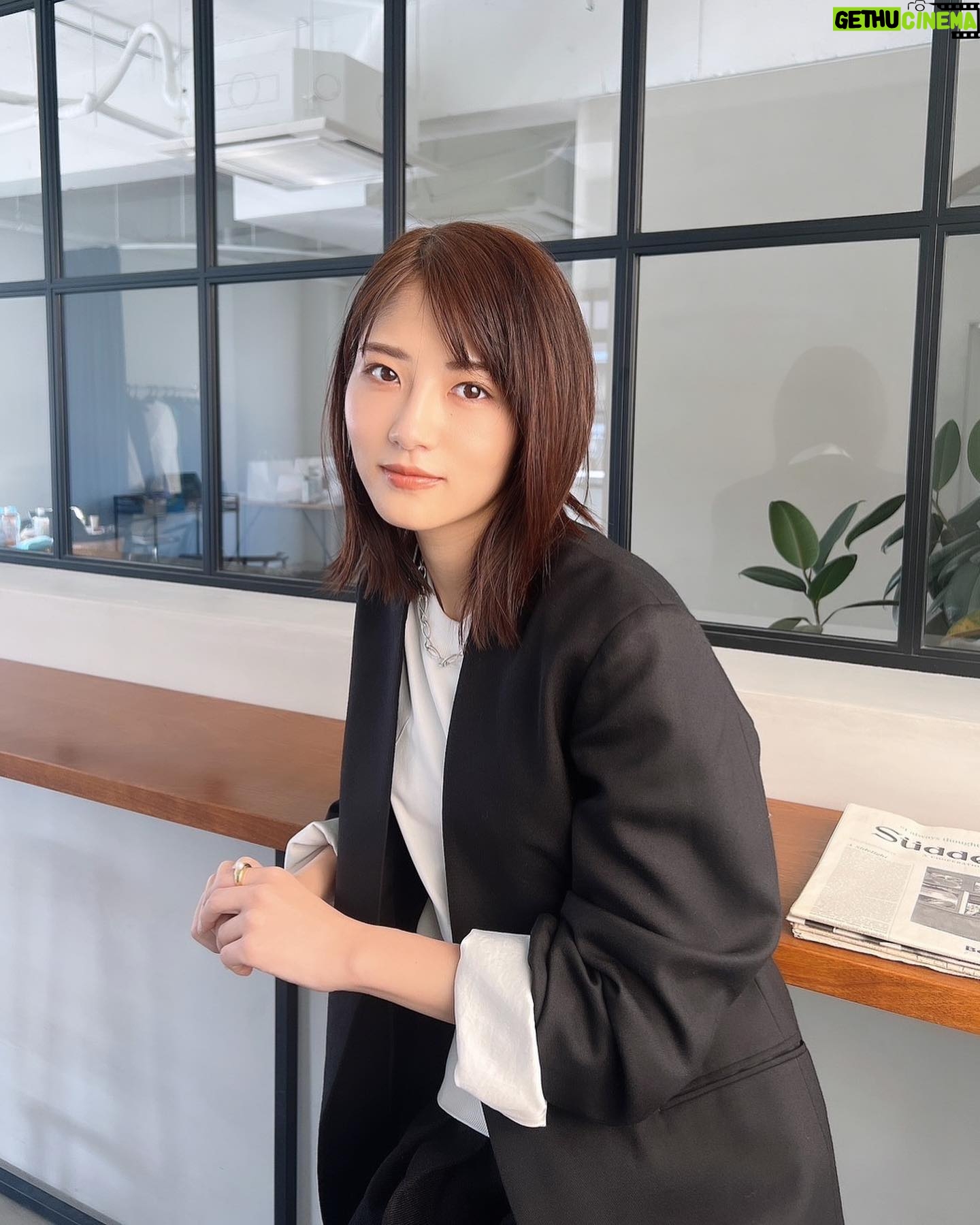 Yumi Wakatsuki Instagram - . 寒暖差凄い!!最近は特に 朝お布団から出るのがきちぃです😭 いや、その後の着替えも億劫。。 皆様は無事ですか? 風邪とかにだけは気をつけてお過ごしください!! . #oggi 連載撮影中オフショ。 普段よりも少し 大人でエレガントな自分にしてもらえて 沢山学びがある☺︎ . 優しくて温かくてかっこいい 見た目も中身も素敵な人になれるよう 頑張ろ。 . #若月佑美