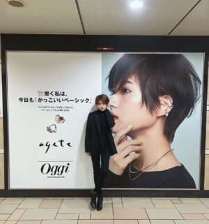 Yumi Wakatsuki Instagram - .
見にいってきたー♡
〜3月3日（日）まで
東京メトロ表参道駅に『Oggi』がいっーぱい☺️
私もおりますので是非通り道だったりした際は見てもらえたら
嬉しいです💐
.
#oggi 
#若月佑美
