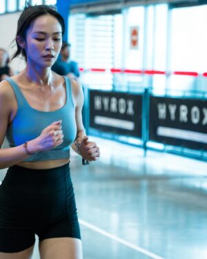 Yun Liu Instagram - ‘
謝謝 @petra.training 那麼愛揪團參加賽事,
才讓每個階段的訓練更有目標而且有趣！

打從一開始考慮參賽組別就真心困擾超久,
想挑戰自己的同時也好想要有亮眼的成績
完全可以想像報名了女子個人菁英肯定是被海放的呀🥹

站上起跑線看看身邊來自世界各地意氣風發的女孩們,
我便知道大家今天都是來戰勝自己的✨

也謝謝所有半鼓勵半情勒的夥伴們把我推向這個組別,
而且當天也有負責任的在場邊用力加油😆
最後也以預期的成績完賽了！
1:45:53 被海放沒關係,沒放棄自己就好❤️ 

#yün #hyroxtw 

@hyroxtw