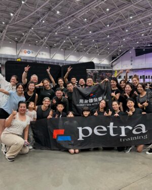 Yun Liu Instagram - ‘
謝謝 @petra.training 那麼愛揪團參加賽事,
才讓每個階段的訓練更有目標而且有趣！

打從一開始考慮參賽組別就真心困擾超久,
想挑戰自己的同時也好想要有亮眼的成績
完全可以想像報名了女子個人菁英肯定是被海放的呀🥹

站上起跑線看看身邊來自世界各地意氣風發的女孩們,
我便知道大家今天都是來戰勝自己的✨

也謝謝所有半鼓勵半情勒的夥伴們把我推向這個組別,
而且當天也有負責任的在場邊用力加油😆
最後也以預期的成績完賽了！
1:45:53 被海放沒關係,沒放棄自己就好❤️ 

#yün #hyroxtw 

@hyroxtw