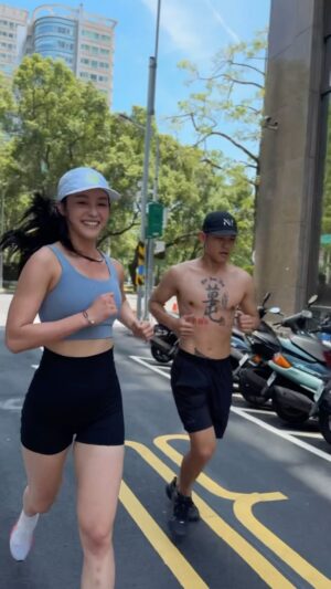 Yun Liu Instagram - ‘
週末早上的PARTNER WOD
70%樂趣 30%挑戰,都是因為有夥伴才成立

每天訓練那麼累又那麽瘋
就是有這麼一群人才有動力

今日課表
700 Run
100 Burpees
700 Run
100 Push Ups
700 Run
100 Weighted Reverse Lunge 
700 Run
100 Wall Balls
700 Run
100 Sit Ups
感謝我隊友 @leechang06 
今天很帥氣沒有臉部代償的Carry 🙌🏻

最佳攝影: @achia0