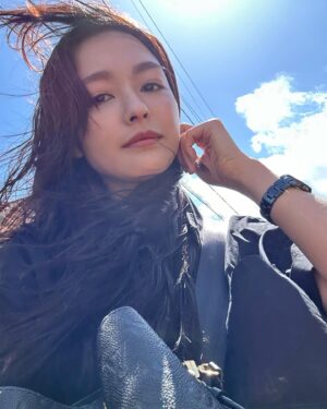 Yun Liu Instagram - ‘
在計畫旅行時知道會遇上黃金週
好多朋友嚴正警告要三思😆
但就是有種非去不可的衝動
於是乎還是出發了
幸運的是
抵達由布院的那兩天還沒正式黃金週
剛剛好熱鬧的人潮,剛剛好微涼的天氣,一切都太棒! 

連兩天清晨出門跑步
第一天沿著小溪
聽水聲,聽鳥叫,看早起的居民照顧院子裡的花
隔天憑著對社區一天的認識
放下導航穿梭在巷弄
越深入越愛上這裡

遇上可愛的韓國民宿主人
告訴我們叫計程車要等大半天才會到
還反問我們介不介意坐他的車到車站
OMG 當然不介意，感謝都來不及！
在離開前又多了一段搭車吹風陶醉在由布院氛圍的小時光
然後就陶醉到眼睜睜看著火車從面前駛過 欲哭無淚😂 

在由布院的那兩天我有沒有說了一百次我還要再來呢😍
真的～我還要再來!