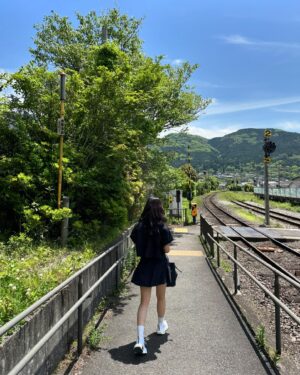 Yun Liu Instagram - ‘
在計畫旅行時知道會遇上黃金週
好多朋友嚴正警告要三思😆
但就是有種非去不可的衝動
於是乎還是出發了
幸運的是
抵達由布院的那兩天還沒正式黃金週
剛剛好熱鬧的人潮,剛剛好微涼的天氣,一切都太棒! 

連兩天清晨出門跑步
第一天沿著小溪
聽水聲,聽鳥叫,看早起的居民照顧院子裡的花
隔天憑著對社區一天的認識
放下導航穿梭在巷弄
越深入越愛上這裡

遇上可愛的韓國民宿主人
告訴我們叫計程車要等大半天才會到
還反問我們介不介意坐他的車到車站
OMG 當然不介意，感謝都來不及！
在離開前又多了一段搭車吹風陶醉在由布院氛圍的小時光
然後就陶醉到眼睜睜看著火車從面前駛過 欲哭無淚😂 

在由布院的那兩天我有沒有說了一百次我還要再來呢😍
真的～我還要再來!