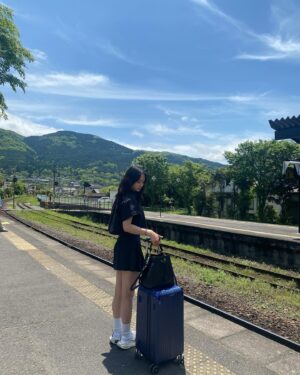 Yun Liu Instagram - ‘
在計畫旅行時知道會遇上黃金週
好多朋友嚴正警告要三思😆
但就是有種非去不可的衝動
於是乎還是出發了
幸運的是
抵達由布院的那兩天還沒正式黃金週
剛剛好熱鬧的人潮,剛剛好微涼的天氣,一切都太棒! 

連兩天清晨出門跑步
第一天沿著小溪
聽水聲,聽鳥叫,看早起的居民照顧院子裡的花
隔天憑著對社區一天的認識
放下導航穿梭在巷弄
越深入越愛上這裡

遇上可愛的韓國民宿主人
告訴我們叫計程車要等大半天才會到
還反問我們介不介意坐他的車到車站
OMG 當然不介意，感謝都來不及！
在離開前又多了一段搭車吹風陶醉在由布院氛圍的小時光
然後就陶醉到眼睜睜看著火車從面前駛過 欲哭無淚😂 

在由布院的那兩天我有沒有說了一百次我還要再來呢😍
真的～我還要再來!