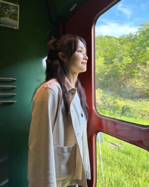 Yun Liu Instagram - ‘
在計畫旅行時知道會遇上黃金週
好多朋友嚴正警告要三思😆
但就是有種非去不可的衝動
於是乎還是出發了
幸運的是
抵達由布院的那兩天還沒正式黃金週
剛剛好熱鬧的人潮,剛剛好微涼的天氣,一切都太棒! 

連兩天清晨出門跑步
第一天沿著小溪
聽水聲,聽鳥叫,看早起的居民照顧院子裡的花
隔天憑著對社區一天的認識
放下導航穿梭在巷弄
越深入越愛上這裡

遇上可愛的韓國民宿主人
告訴我們叫計程車要等大半天才會到
還反問我們介不介意坐他的車到車站
OMG 當然不介意，感謝都來不及！
在離開前又多了一段搭車吹風陶醉在由布院氛圍的小時光
然後就陶醉到眼睜睜看著火車從面前駛過 欲哭無淚😂 

在由布院的那兩天我有沒有說了一百次我還要再來呢😍
真的～我還要再來!