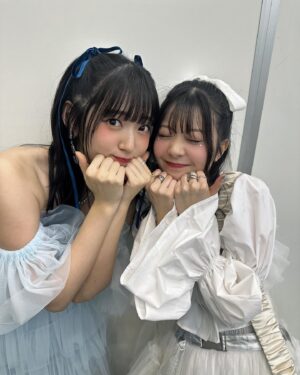 Yuna Hoshino Instagram - #ももいろ歌合戦 の時の
大好きな愛理お姉ちゃんとの写真〜！！！！🩷🩷🩷🩷
衣装もふわふわで髪の毛も似てるね〜って言って撮った写真☺️

 #鹿森姉妹永久不滅です！🔥